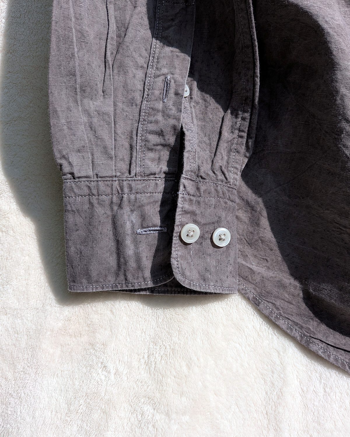 Sleeve of a kakishibu-dyed hemp cotton shirt